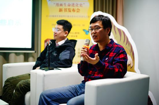 右一 中科院昆虫研究所的昆虫专家，《昆虫星球》审稿专家刘晔