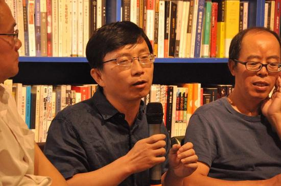 冷霜（诗人，评论家，中央民族大学教授）