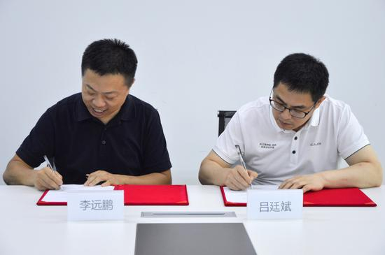 新浪读书董事长吕廷斌和快财商学院创始人李远鹏签署合作协议