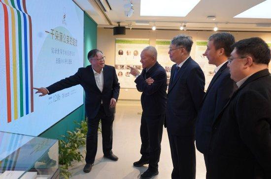 与会嘉宾参观展览