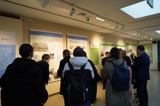 与会嘉宾参观展览