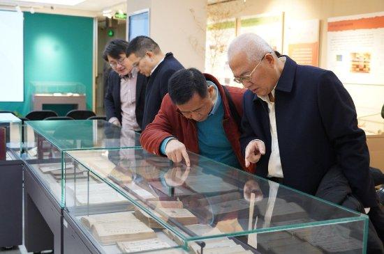 与会嘉宾参观展览
