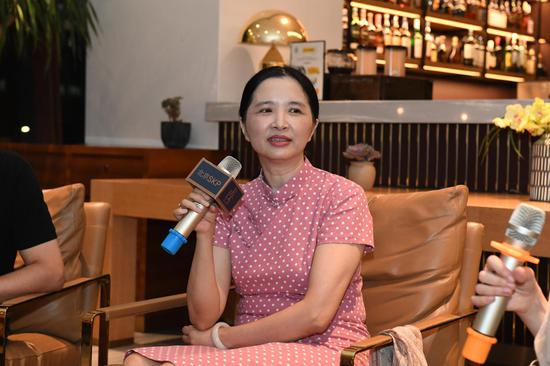 《梅边消息：潘向黎读古诗》收录了她近年来品鉴中国古典诗词的最新力作（杨志成 摄）