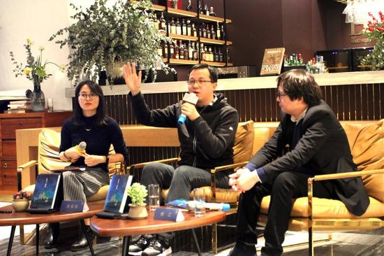 邓安庆短篇力作《天边一星子》新书分享会在北京举办(从右至左：阿乙、邓安庆、主持人)