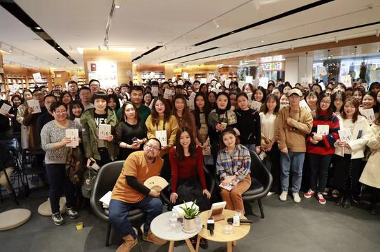 活动现场笛安与读者们合影
