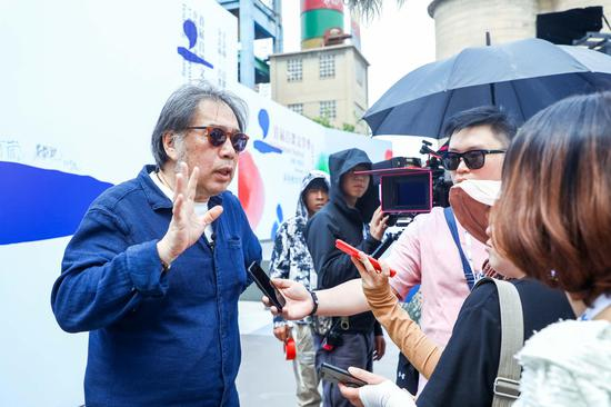 西川在大家演讲开始前接受媒体群访
