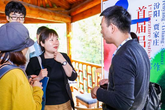 “写作工作坊”会后吴越导师向学员答疑