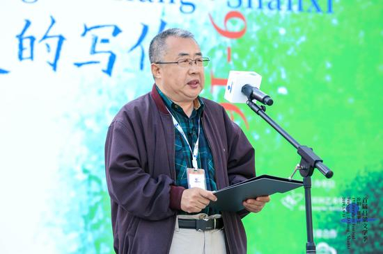 书法家于明诠在村庄故事朗读会活动现场