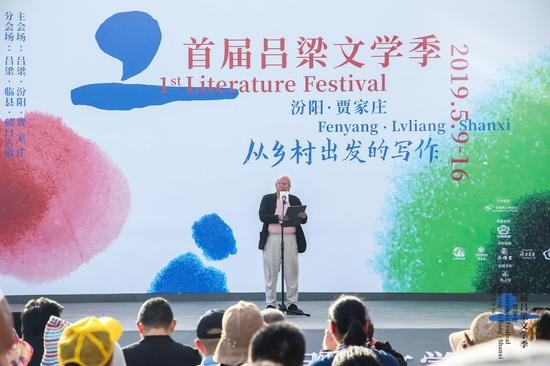 诗人于坚在村庄故事朗读会活动现场