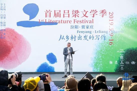 诗人周瑟瑟在村庄故事朗读会活动现场