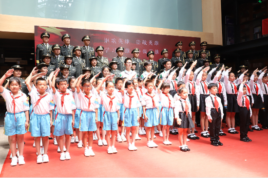 老战友合唱艺术团、北京中小学生代表演唱歌曲