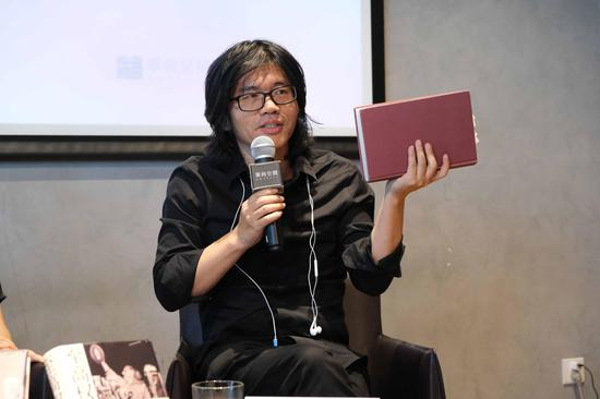 熊培云认为，书中有许多有趣的细节和非常多的视角