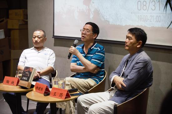 “战争与和平的交响乐——王筠《交响乐》新书发布会”在京举办（罗晓光 摄）