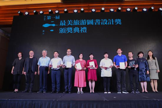 宋明昌、陈莹、徐茜、陈明镜为组织奖获得者颁发奖项