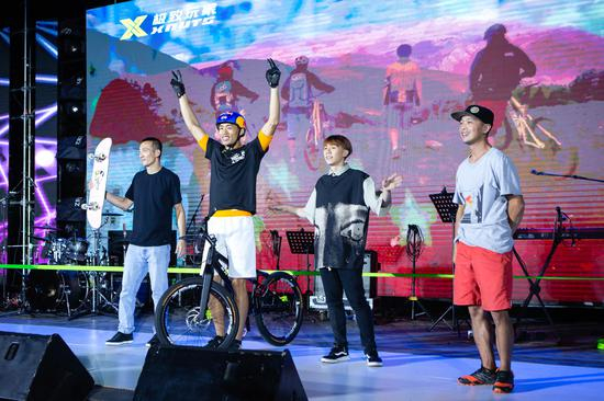 　　极致玩家团队：中国顶级自行车车手张京坤（左二）、中国扁带第一人张亮（右一）、中国第一批跑酷玩家95后高家雯（右二）、中国自由式滑板第一人沈萌（左一）