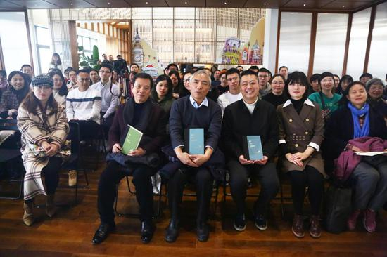 发布会嘉宾与读者合影