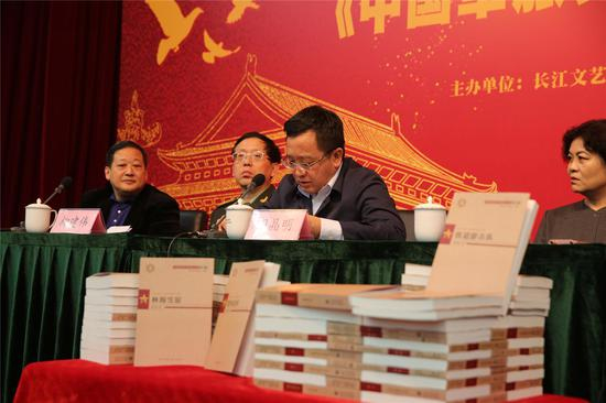 中国作协副主席 阎晶明（右二）