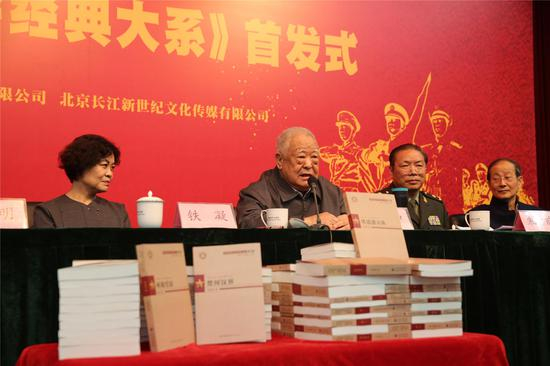 中国文联主席，中国作协主席&nbsp;铁凝（左一）