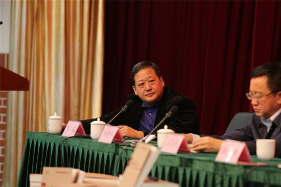 长江文艺出版社副社长，北京长江新世纪文化传媒有限公司总经理 黎波（左）