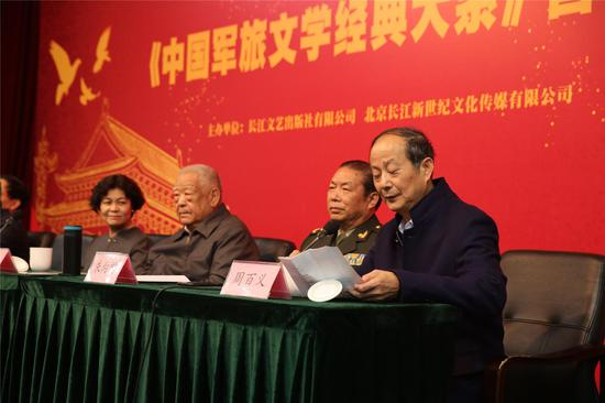 湖北省编辑学会会长、前湖北长江出版集团总编辑 周百义（右）