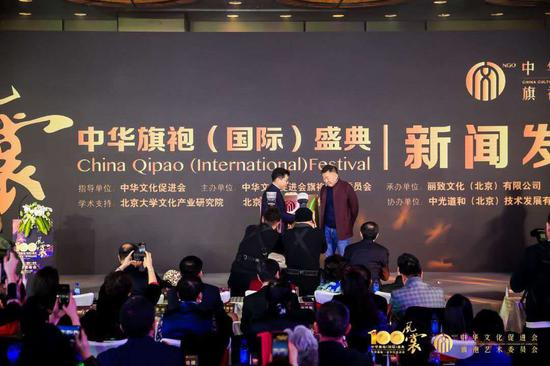 中华文化促进会主席王石为中华文化促进会旗袍艺术委员会授牌