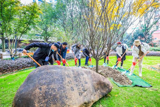获奖作家们在郁达夫故居旁种下象征荣誉的纪念树