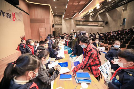获奖作家们签名售书