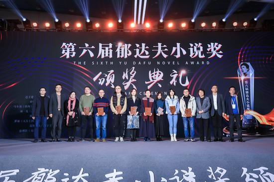 颁奖典礼上为王彪、季亚娅、王继军等八位编辑颁发了责任编辑奖