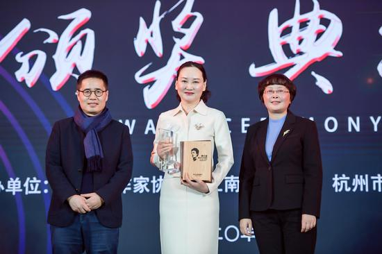 邵丽《天台上的父亲》获短篇小说提名奖