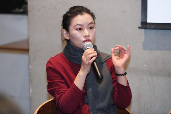 季亚娅表示，《岛》其实呈现出一种离岛性