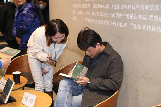 林森为读者签名