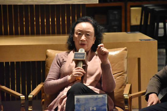 张抗抗认为，《等待呼吸》是坚持理想主义的小说