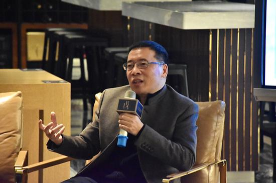 钟求是表示，想写一部“压得住岁月，对得住自己”的作品