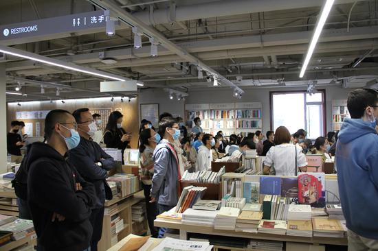 “三联·新知大会”现场认真聆听的读者