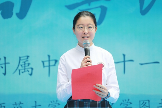 校图书馆管理员协会主席王语涵发言
