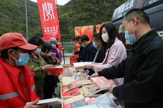 流动书车图书阅览活动在瞧煤涧村村委会继续举办