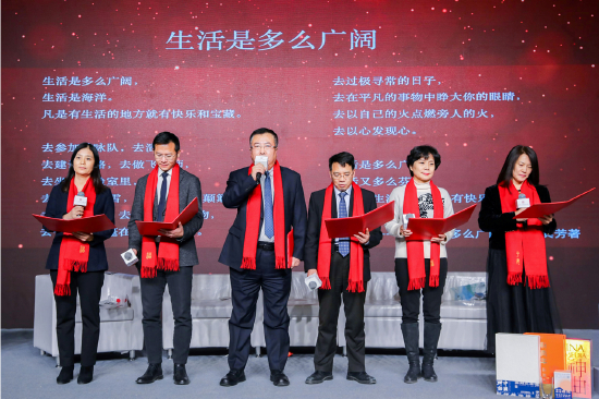 人民文学出版社社长臧永清（左三）率人文社全体领导班子成员朗诵诗歌
