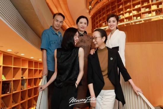 奚美娟、梁永安、朱洁静、何卿和潘向黎一起在上海光的空间举行了新书分享会