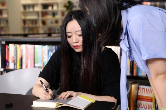 《亲爱的蜂蜜》源于她成为母亲后人生角色的变化