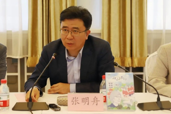 国际儿童读物联盟（IBBY）原主席、生命树文化促进中心创始人张明舟发言