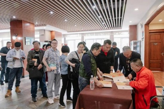 《长江这10年》作者李鲁平现场为读者签名