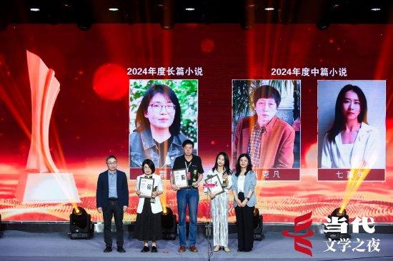东西、王秋玲为拉力赛年度长篇、中篇颁奖