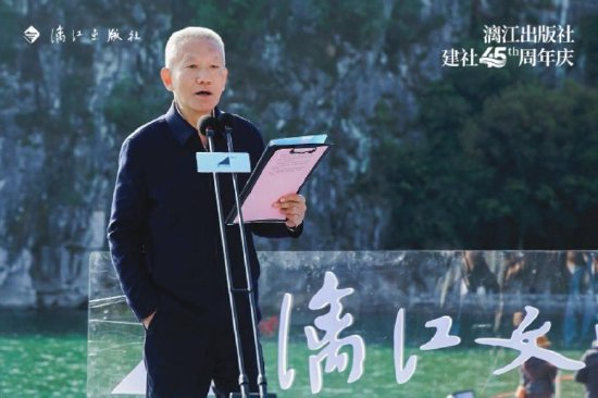 中国出版协会理事长邬书林