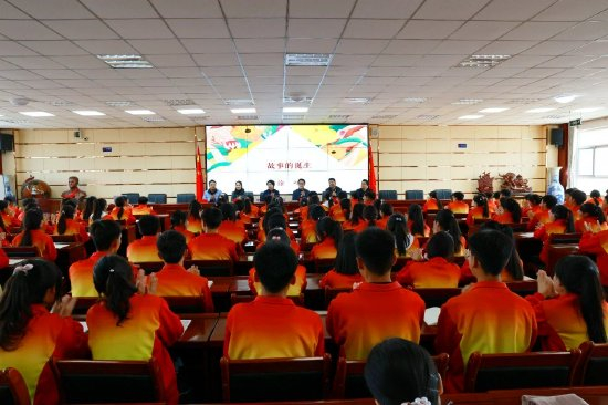 作家出版社副总编辑徐峙（左一）、《中国校园文学》主编王昉（右一）向临潭一中捐赠图书及期刊