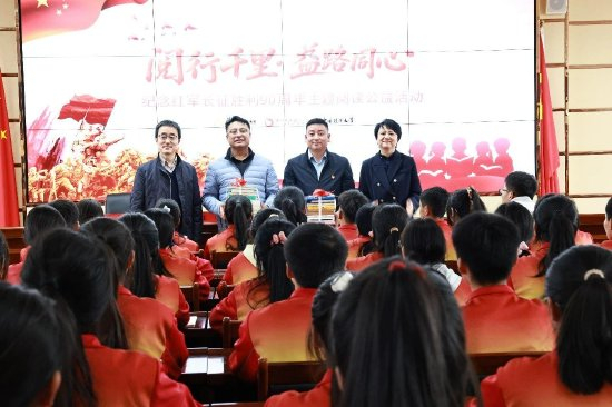 作家出版社副总编辑徐峙，《中国校园文学》主编王昉在临潭一中举办阅读主题讲座