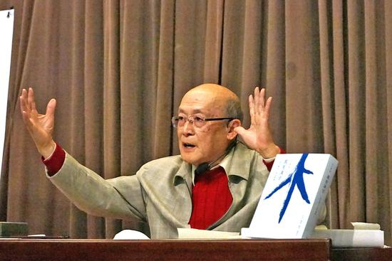 　　何大齐总结自己的汉字教学经验写成《万有汉字》一书