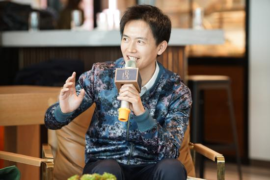著名导演、演员吕聿来刚把张楚的小说《七根孔雀羽毛》改编成电影《桃源》