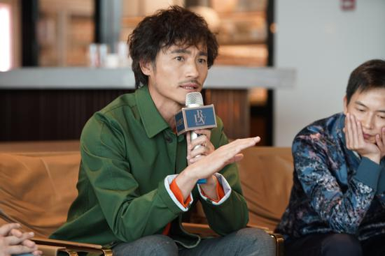 耿乐在《桃源》（根据张楚《七根孔雀羽毛》改编而成）中饰演男主角“张楚”