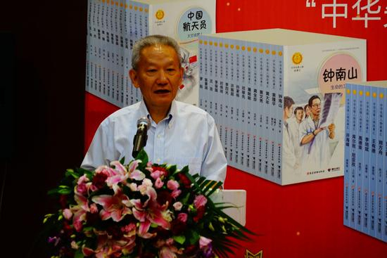原国家新闻出版广电总局副局长、中国出版协会常务副理事长邬书林
