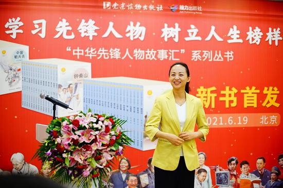 全国政协委员、中国残疾人艺术团团长、艺术总监邰丽华